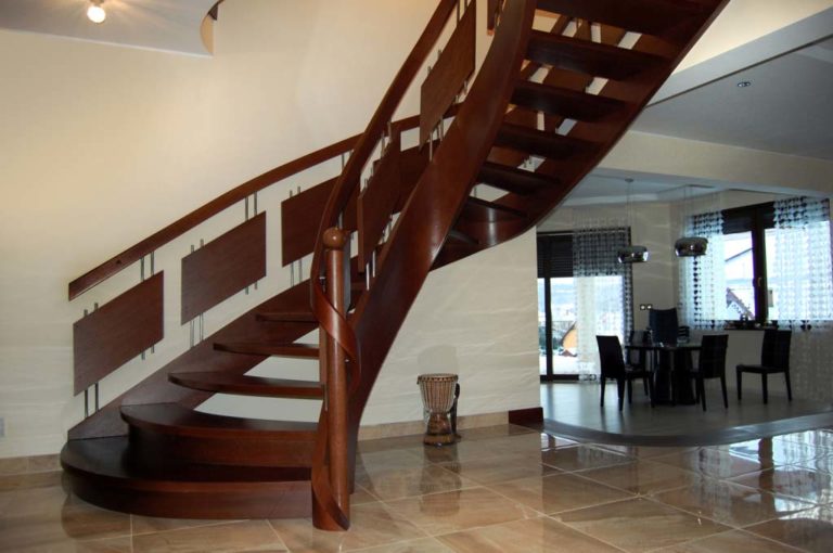 Projektowanie i stylizacja schodów drewnianych wewnętrznych